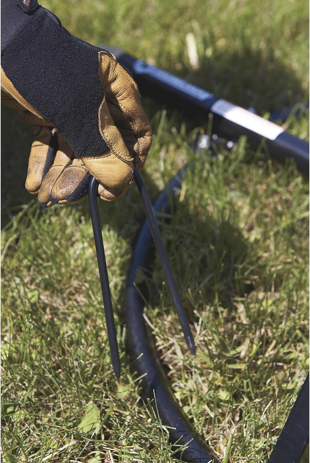 Strongway Tripod Sprinkler with round Base – 1In. Head with 3 Nozzles, 120-Ft. D