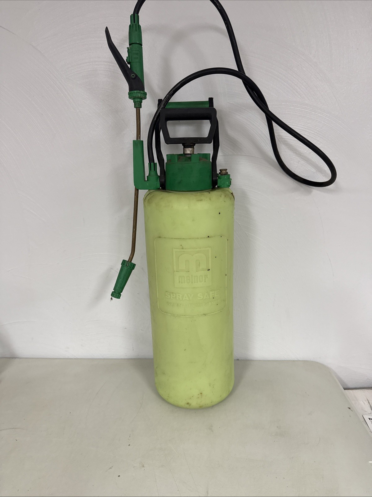 Vintage MELNOR Spray Safe RARE sprayer Lime Green 2.5 Gallon Compressed Air
