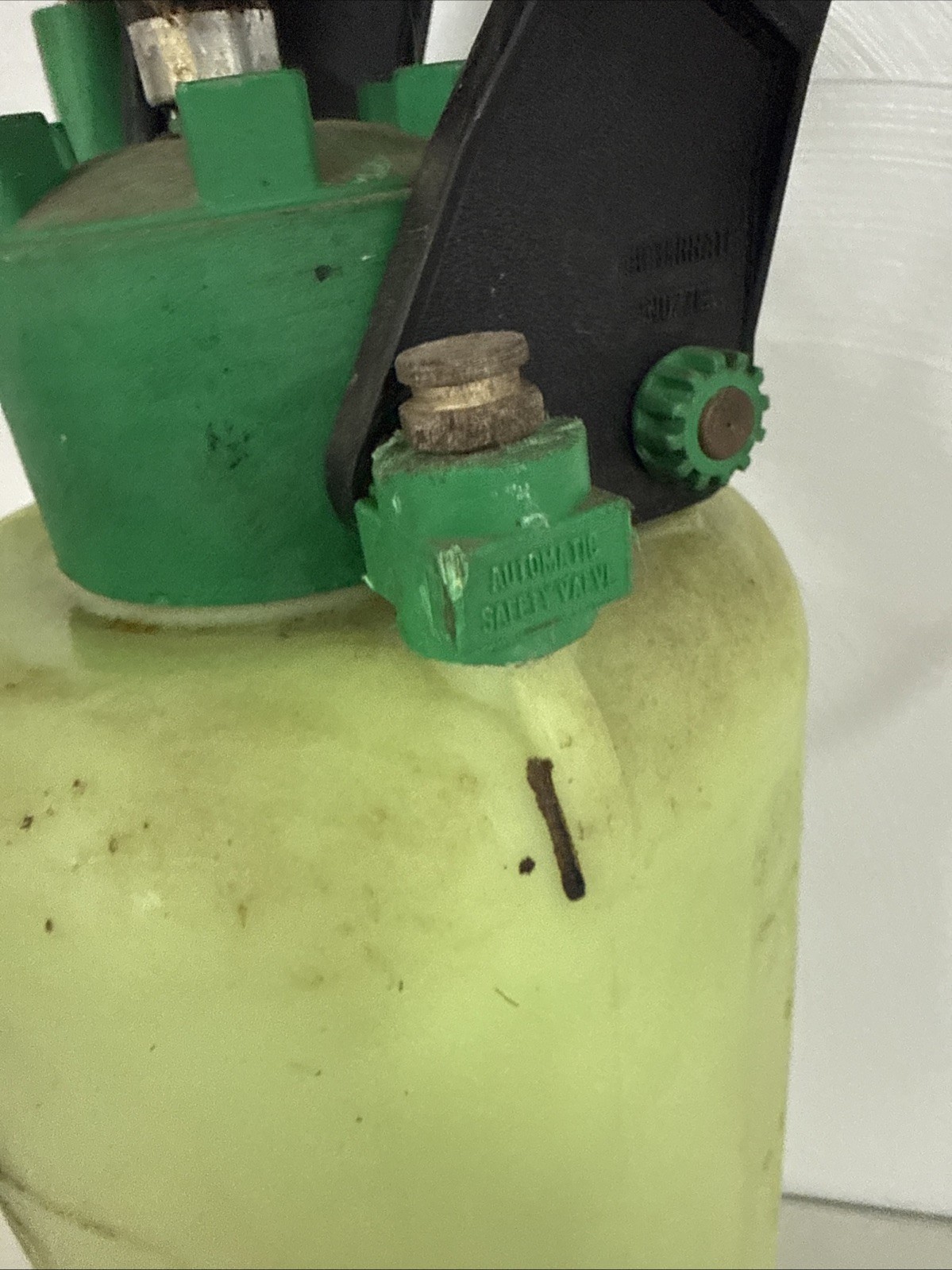 Vintage MELNOR Spray Safe RARE sprayer Lime Green 2.5 Gallon Compressed Air