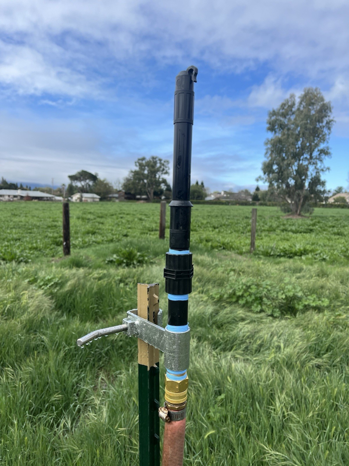 T-POST SPRINKLER AMAZINGLY EFFICIENT GARDEN SPRINKLER 40FT OF RAIN DROPS