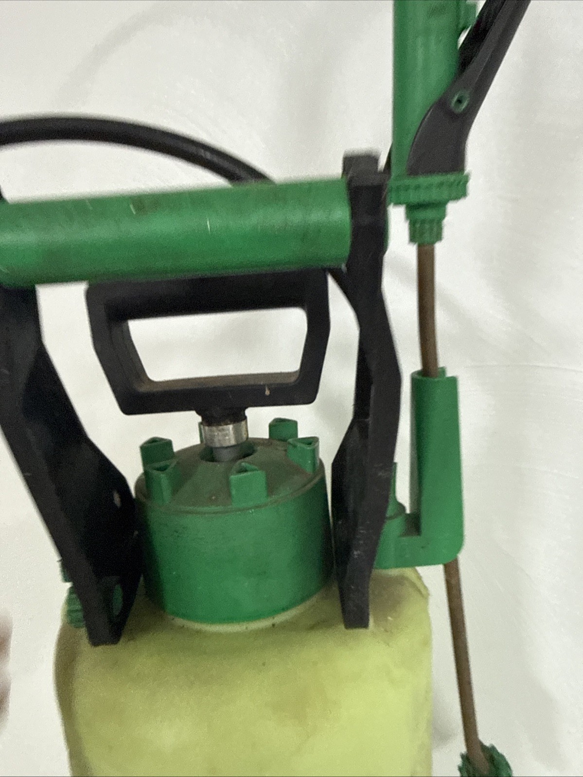 Vintage MELNOR Spray Safe RARE sprayer Lime Green 2.5 Gallon Compressed Air